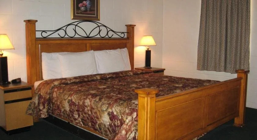 white columns motel