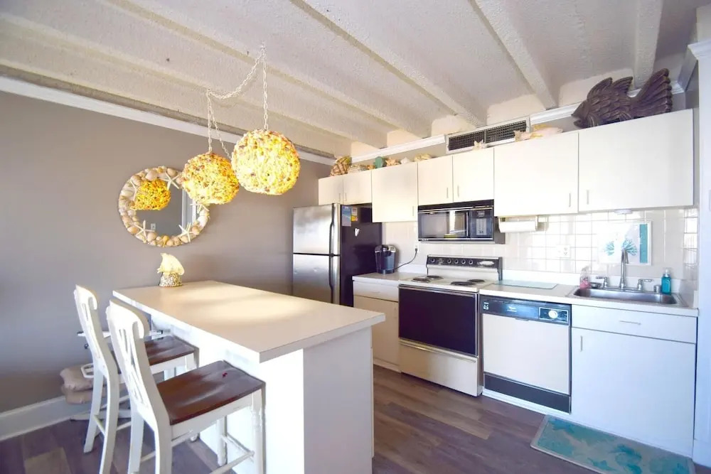 Jada 4H 1 Bedroom Condo by RedAwning