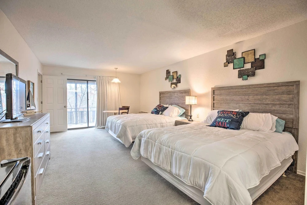 Resort Perks: Spacious Lake of the Ozarks Home