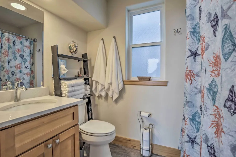 Yachats Gem w/ Private Balcony & Ocean Views!