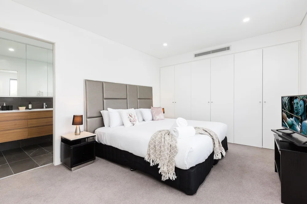 Sydney Townhouse with Parking and Deck