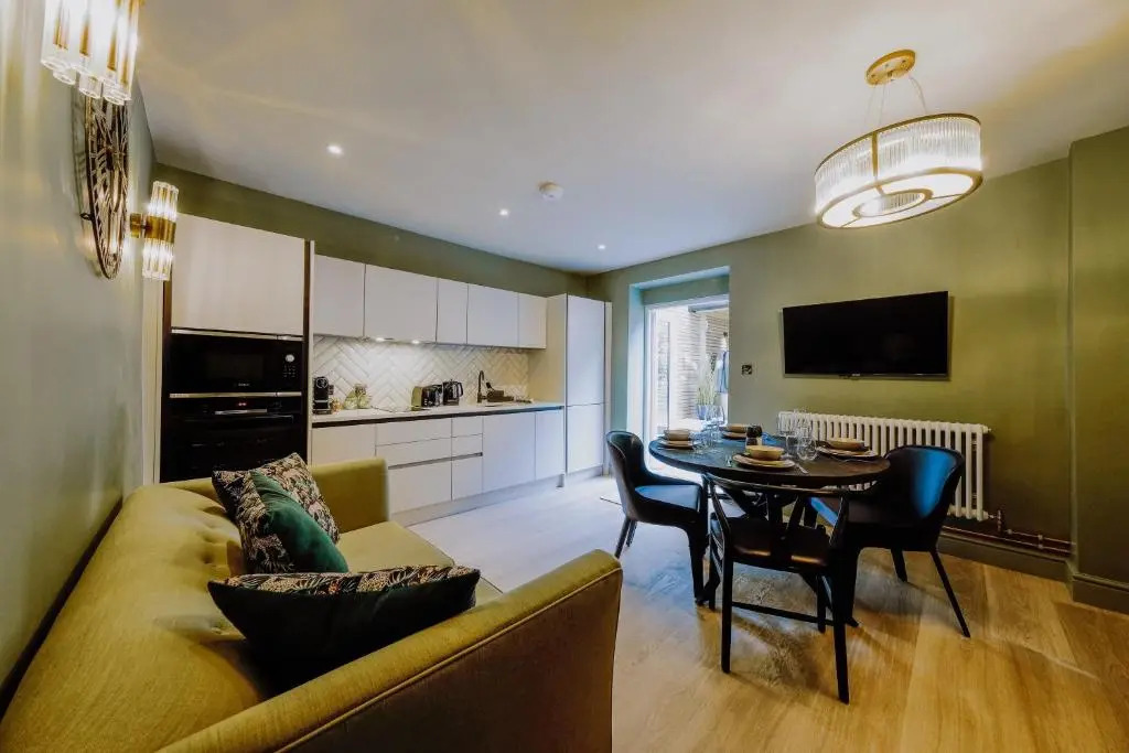 Clifton 32 - Garden Flat with Hot Tub - Hopewell