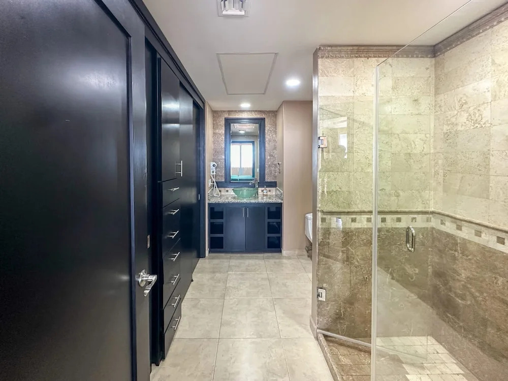 Wake Up Close to the Ocean in This 2BR Condo