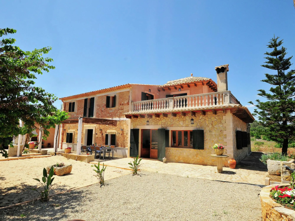 Large rustic country house for 12 people with garden and pool
