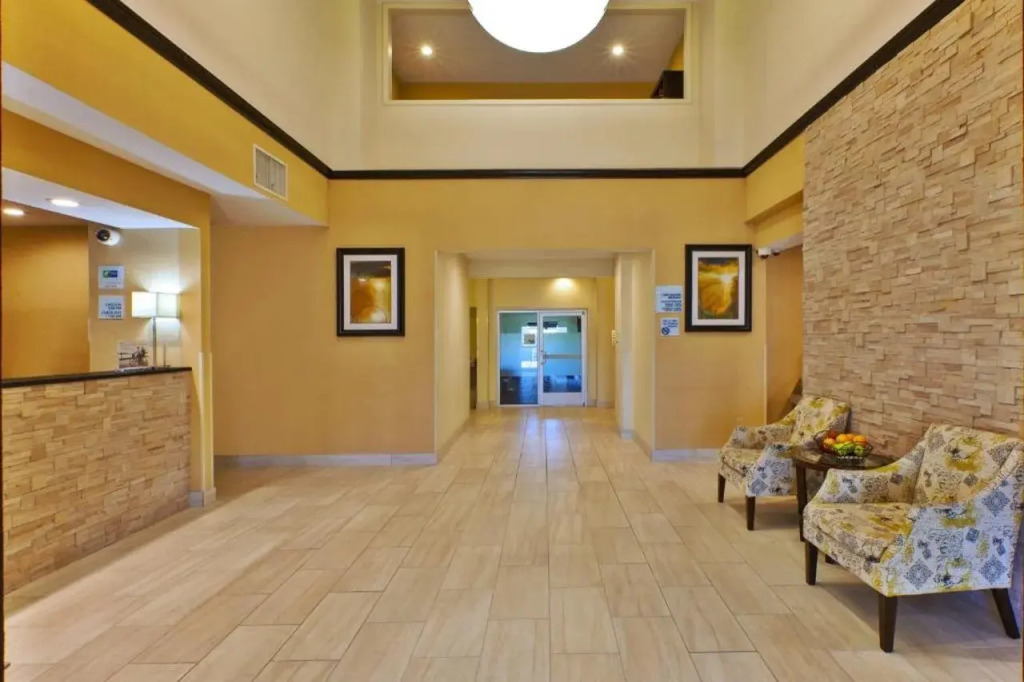 Country Inn & Suites by Radisson Benton Harbor-St Joseph MI