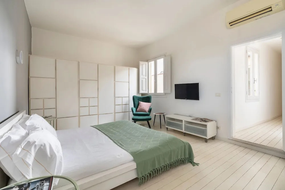 Laura 10 in Firenze With 1 Bedrooms and 1 Bathrooms