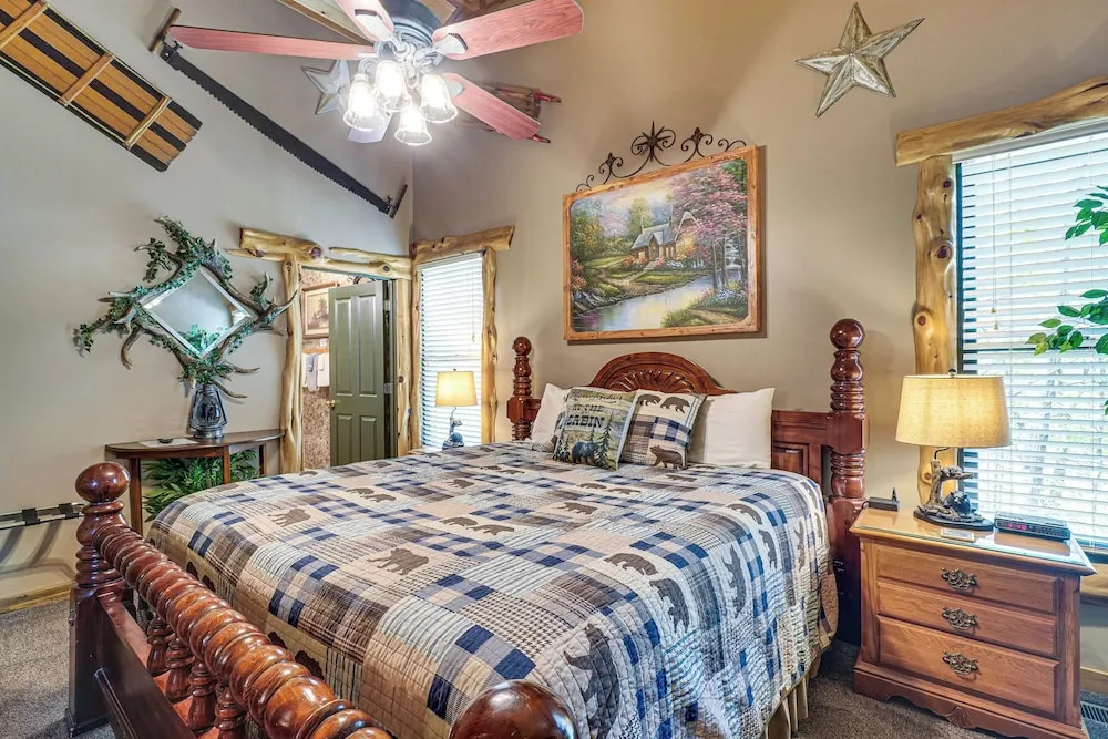 4 Mi to Gatlinburg Strip: Serene Cabin w/ Hot Tub!