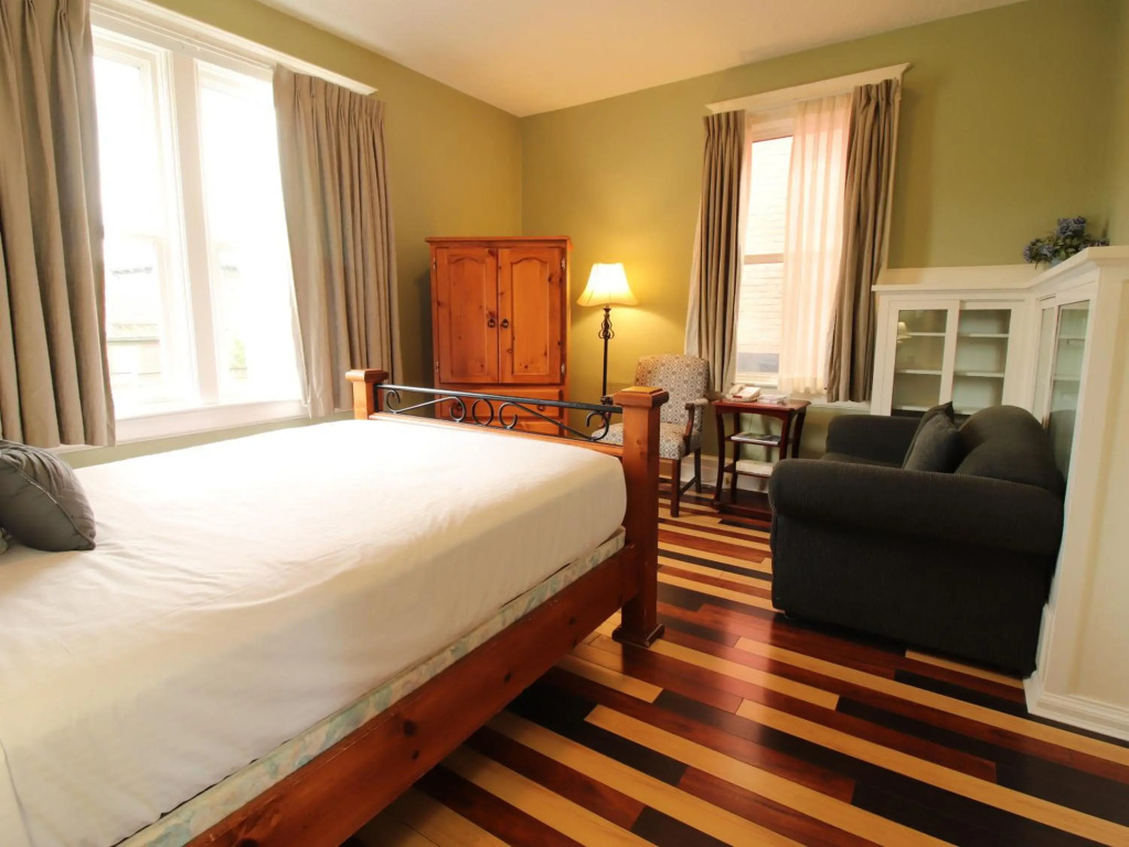 James Bay Inn Hotel, Suites & Cottage