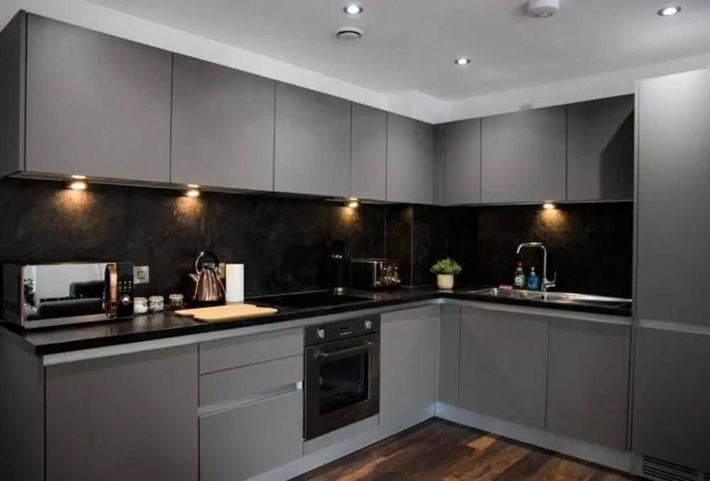 Spacious 2 Bedroom Flat with Balcony Close to Train Station