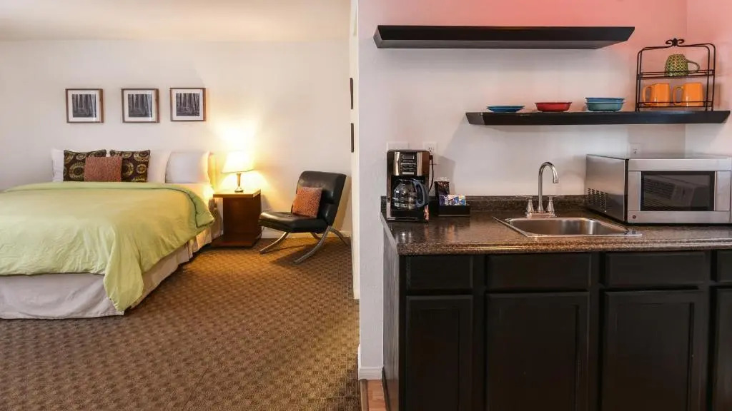 The Skylark, a Palm Springs Hotel
