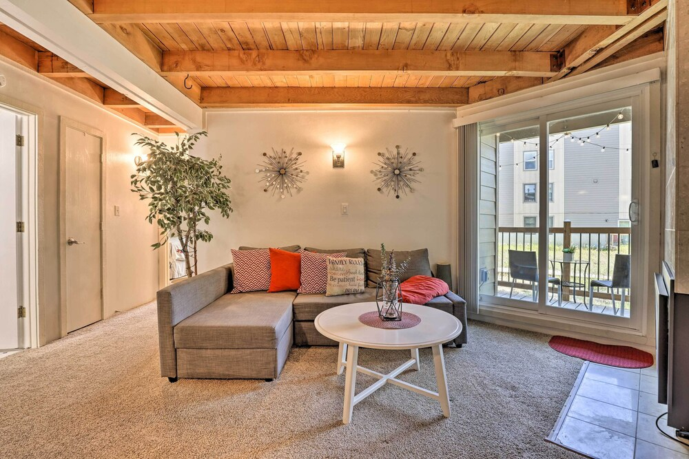 Ski Shuttle & Pool: Modern Silverthorne Condo!