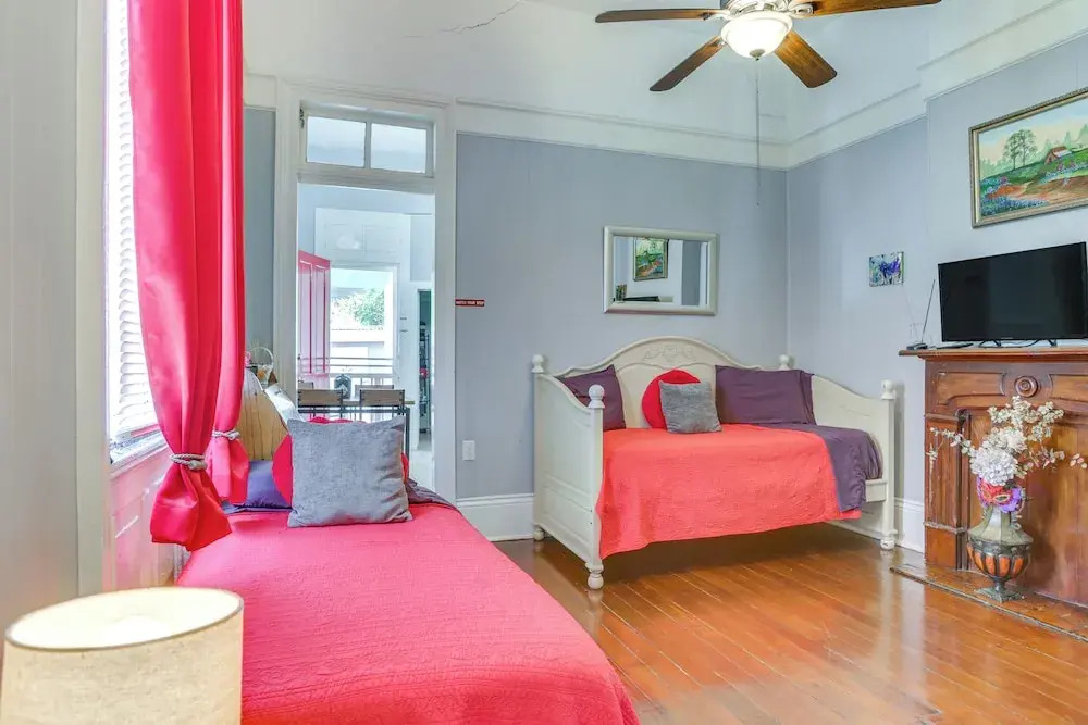 Walk to Magazine St: Nola House in Irish Channel!