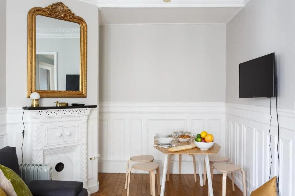 Bright and Newly Renovated 2 Bedroom Apartment, Hip & Central Paris, Montmartre-Opera