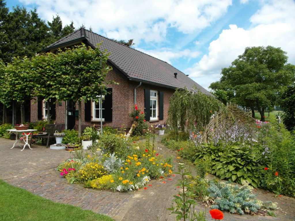 Spacious holiday farm in Bronckhorst with private garden