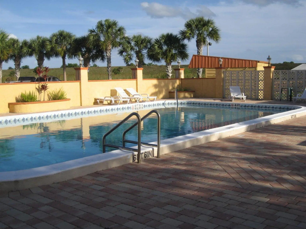Lakeshore Resort and Marina