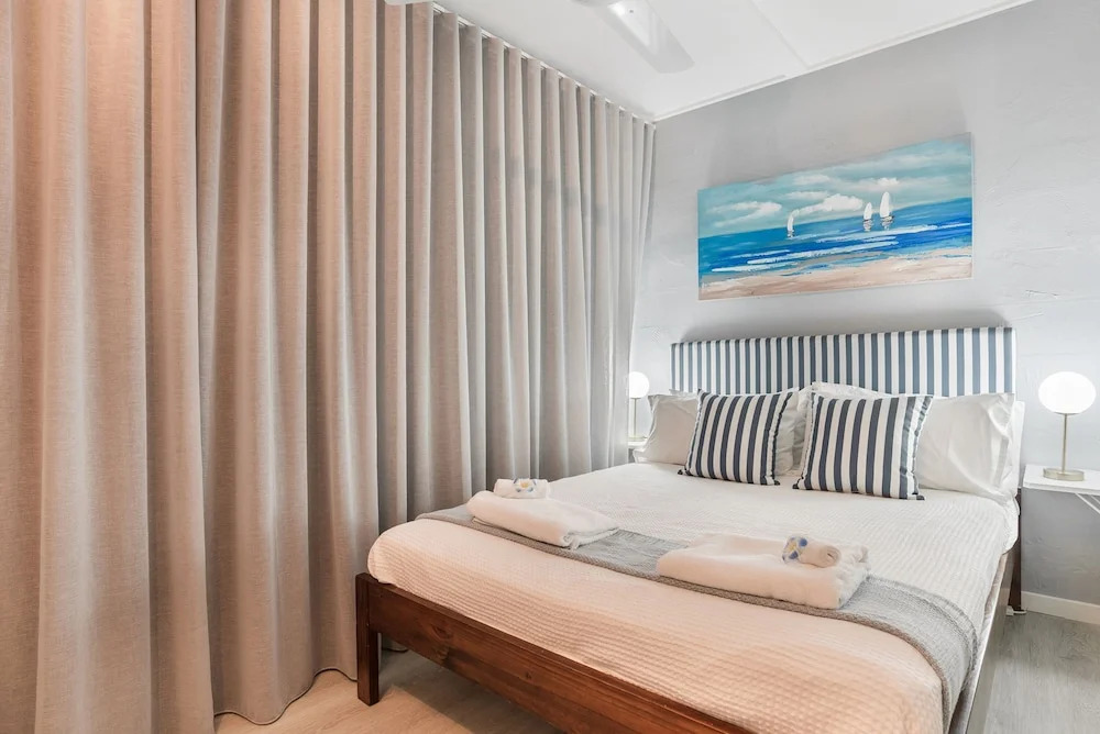 Tropical Unit with Private Fenced Garden Close to The Beach 5