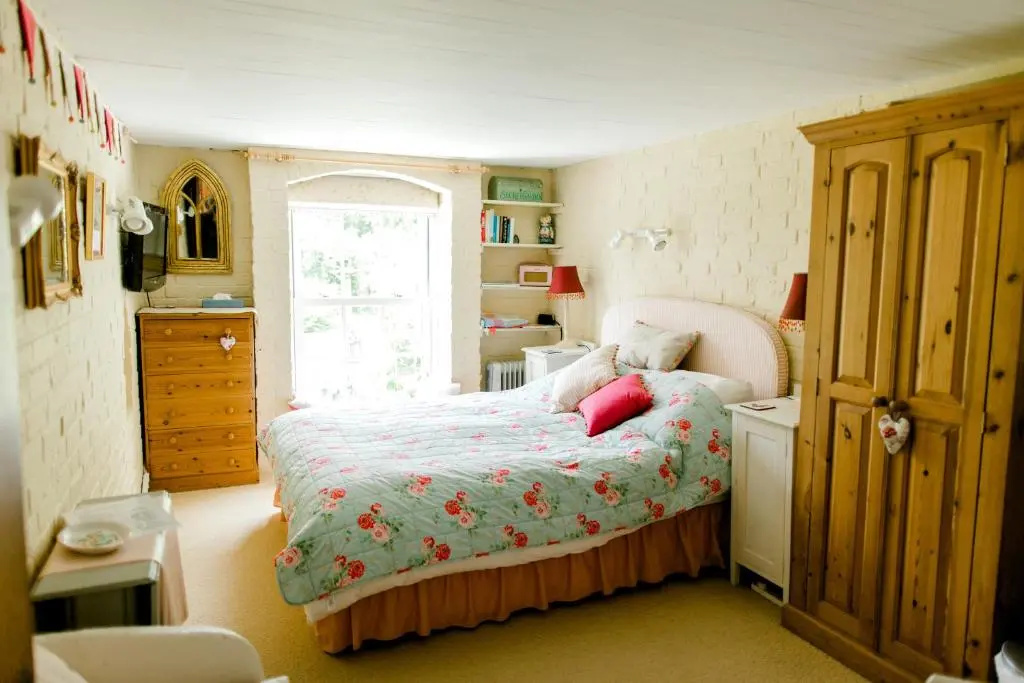 Cosy Cottage ground floor bedroom ensuite with private entrance