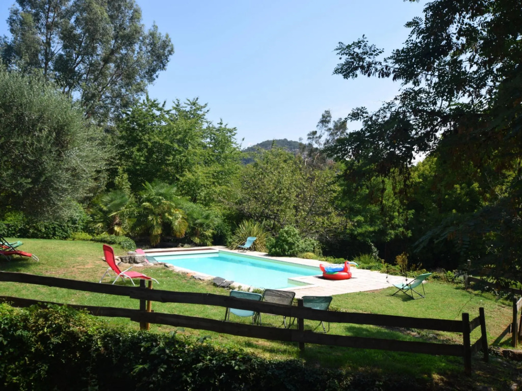 Lovely house with grass garden, shared swimmingpool, next to the river Ardèche