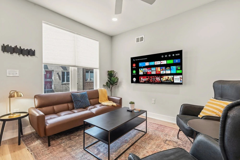Stylish Near Stadiums & Nightlife Game Room