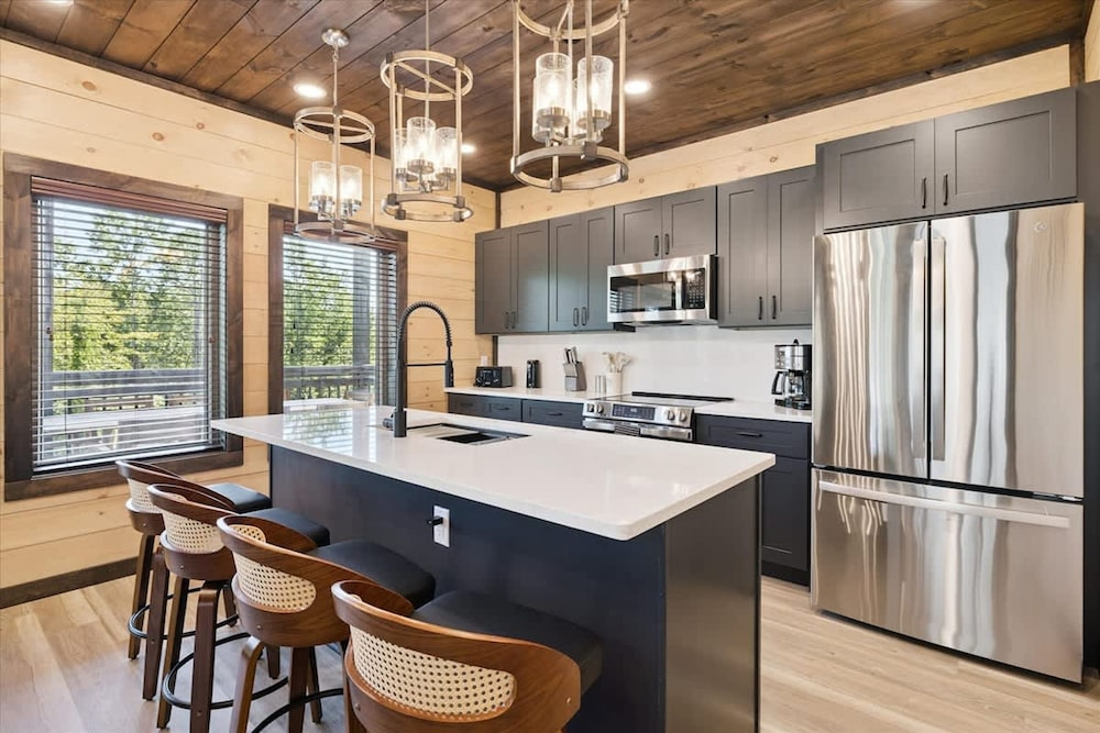 Peak Overlook by Beyond Expectations Mountain Retreat With Hot Tub