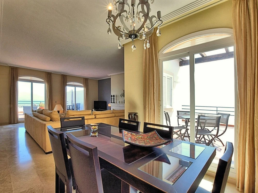 Comfortable apartment with sea views near Estepona, within walking distance from the sea