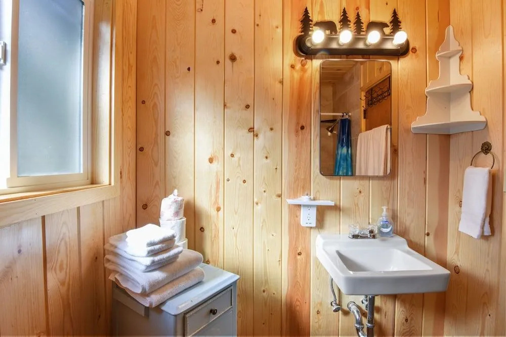 7 Minute Walk to Beach Chambers Landing Chalet