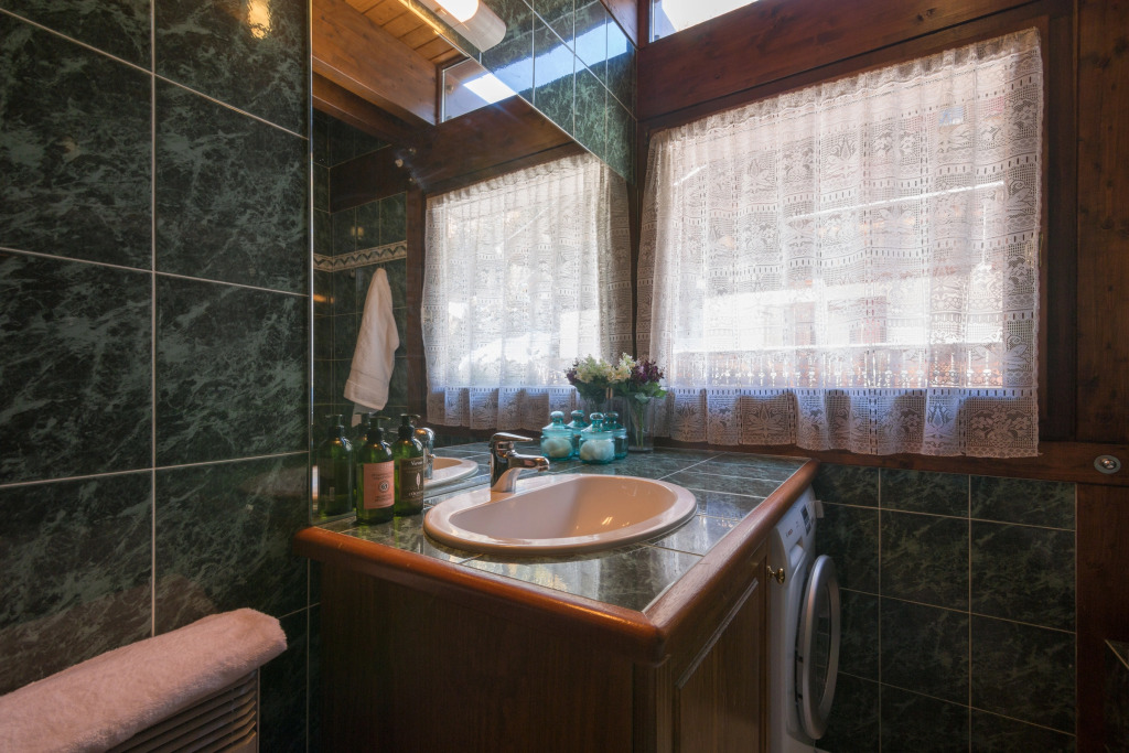 Chalet Chantey Mourry 67 Ski Chalet & Sleeps 8-9 - Happy Rentals
