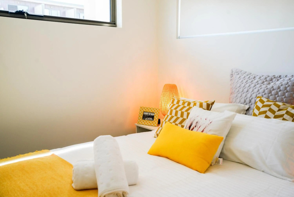 U201 Brunswick Living Top floor Balcony Close to APT and CBD Free Wifi Tram at Doorstep