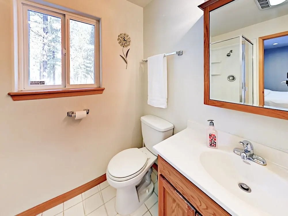 Peaceful W/ Private Hot Tub 5 Bedroom Home