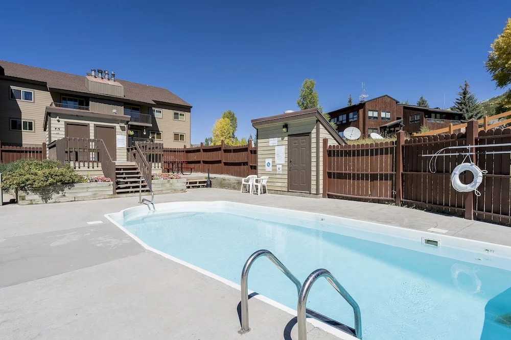 Shadow Run E109 - 2 Br Condo