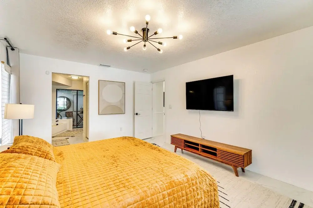 Group Getaway: Luxe Lakeside Gem in Port Charlotte
