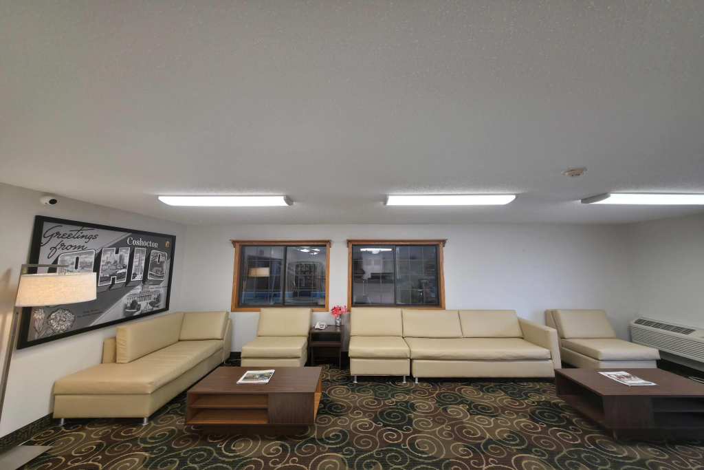 Super 8 by Wyndham Coshocton Roscoe Village