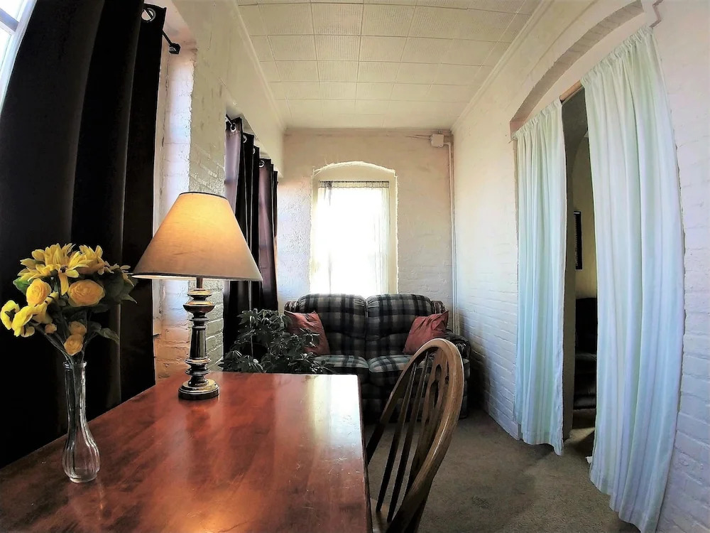 Bunk & Brew Historic Lucas House - Hostel