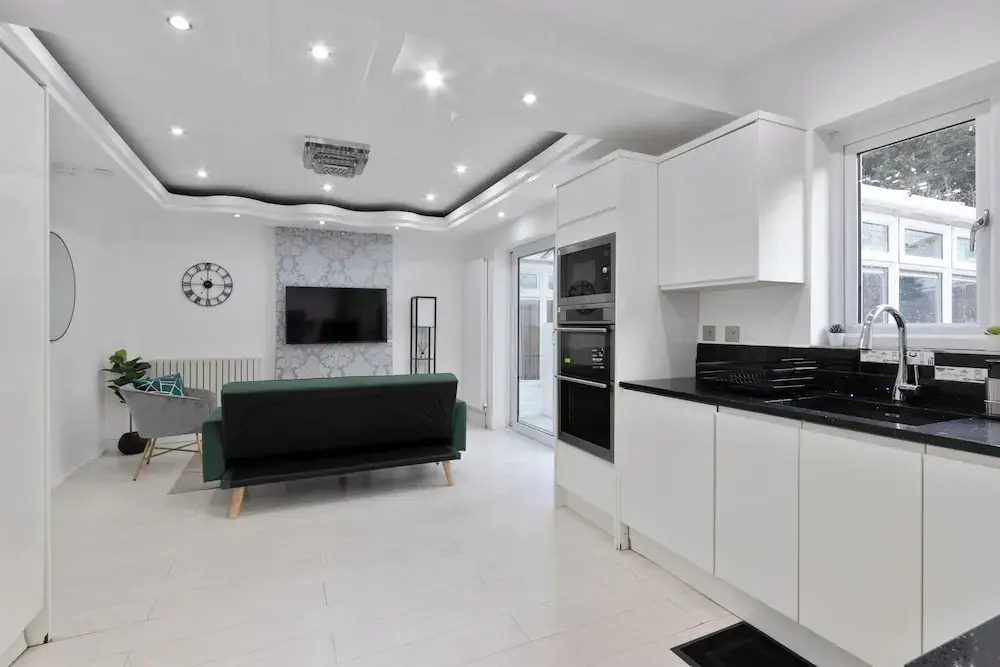 4 Bed - Sleeps 9 - Free Parking - 20 min Gatwick