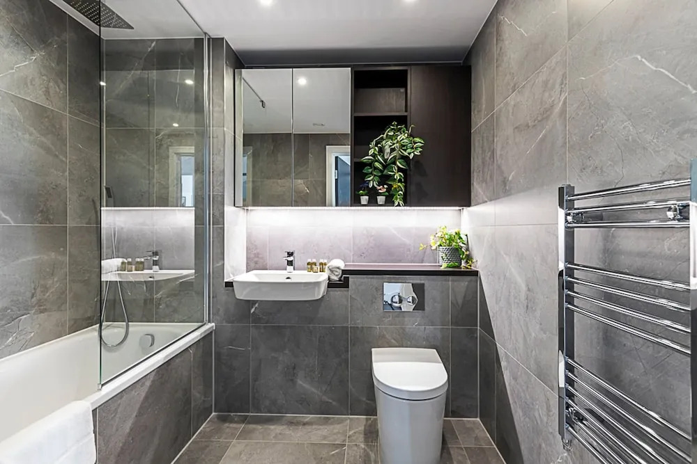 Chic and Sleek Sky-high Apartment
