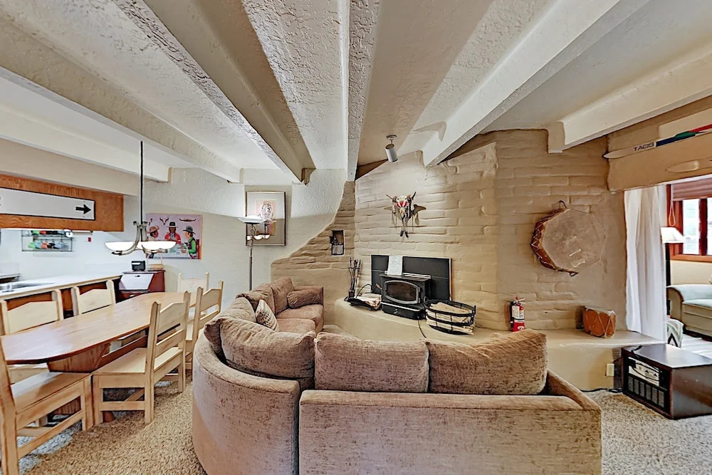 15tru5ai 3 Bedroom Condo