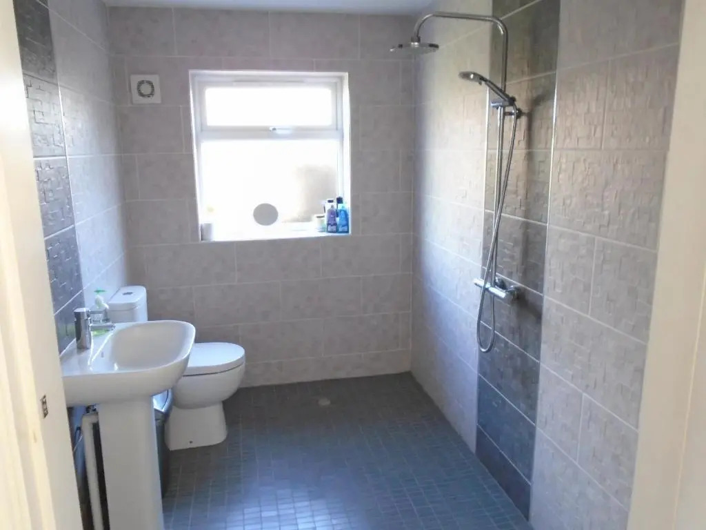TEA in Liverpool - Private - Quiet - Ground Floor - En-suite - Walk-in-shower