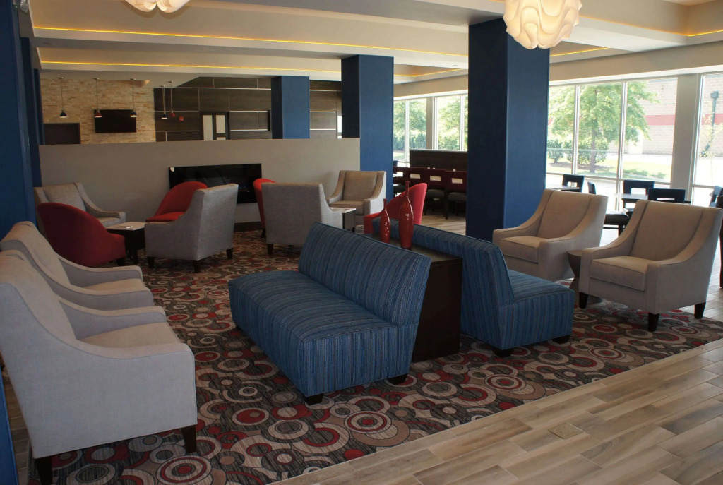 La Quinta Inn and Suites by Wyndham Bloomington