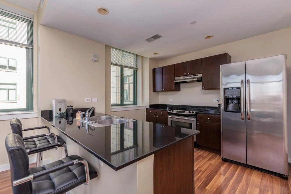 Spacious DT 2BR With Free Parking by Zencity