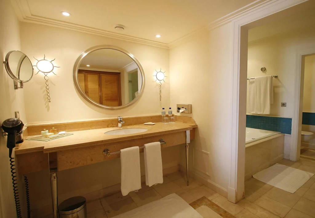 L Amphitrite Palace Beach Resort & Spa