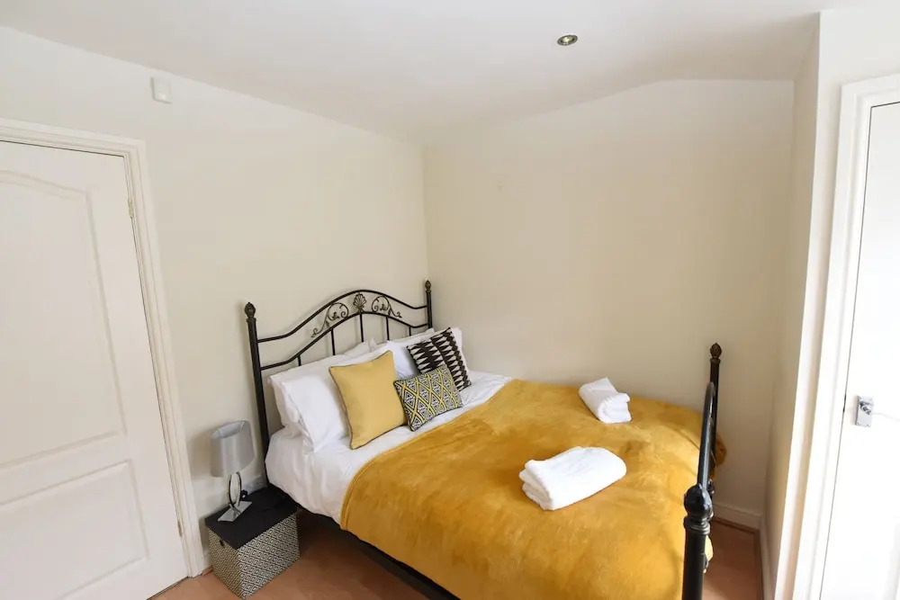 "Honeysuckle House Chester" by Greenstay Serviced Accommodation - Large 3 Bed House, Sleeps 6, Perfect For Contractors, Business Travellers, Families & Groups