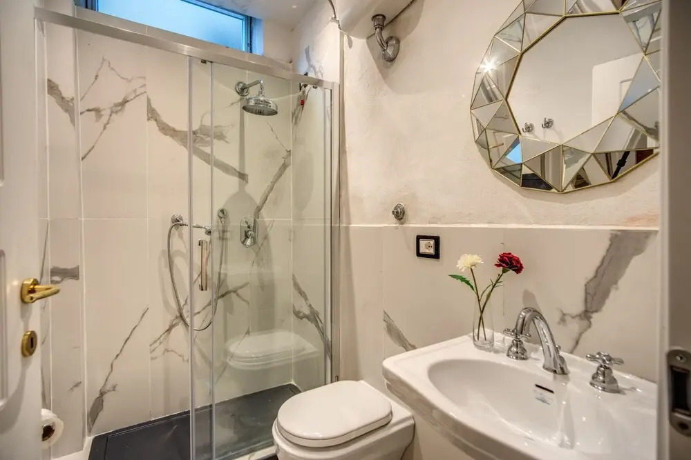 AwesHome White Mirror Apartment&Terrace