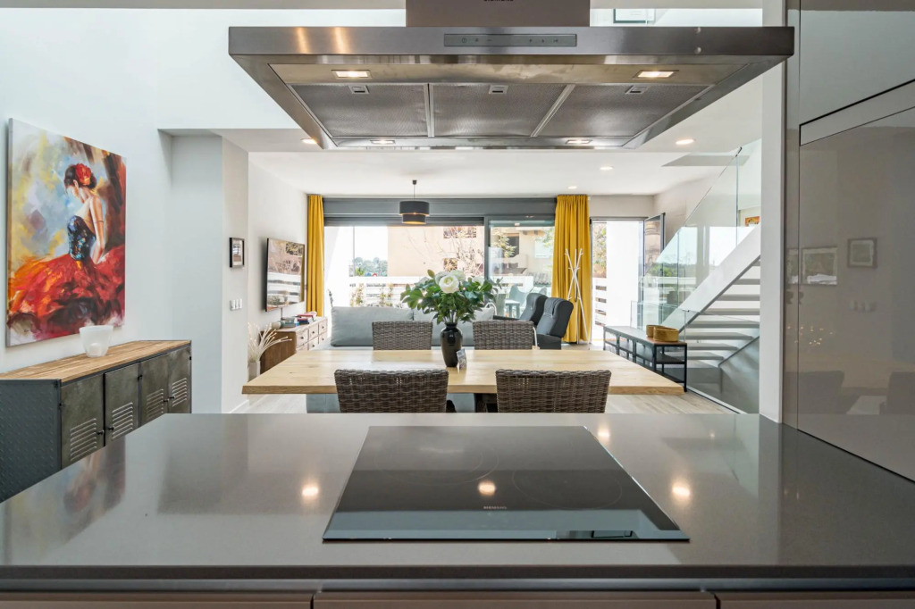 LMT46- Spacious townhouse modern style