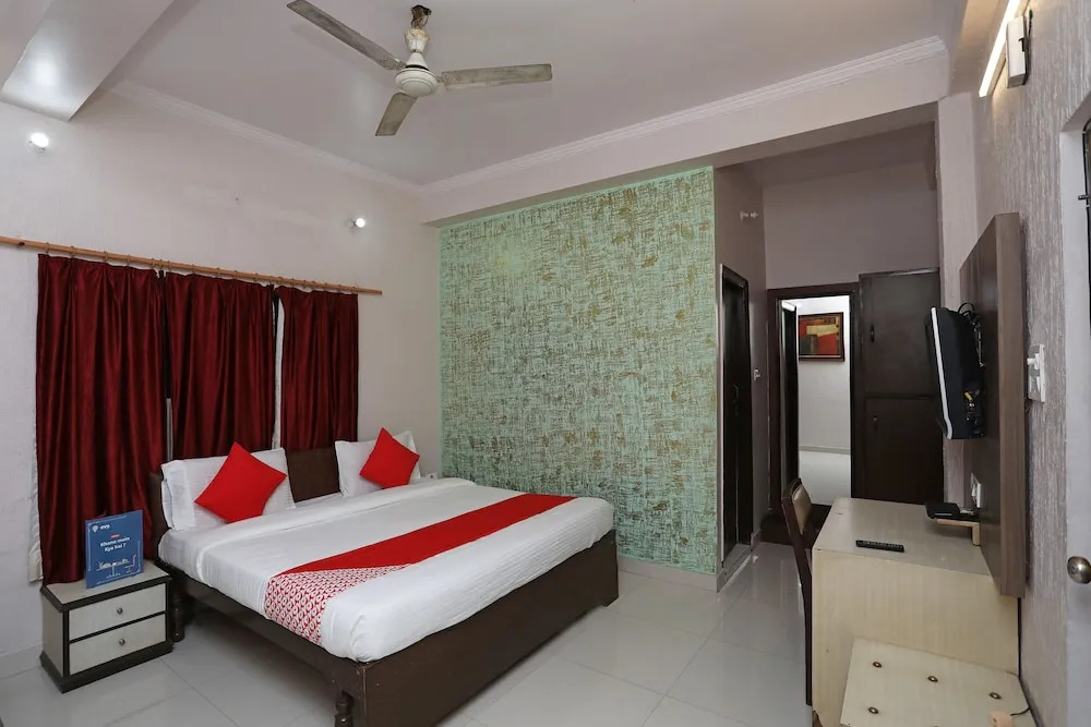 OYO 19824 Hotel Doon Palace