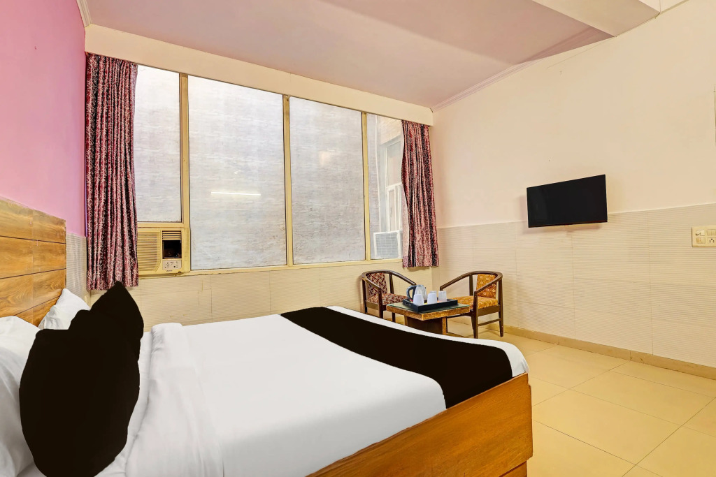 OYO 13672 Hotel Dhruv