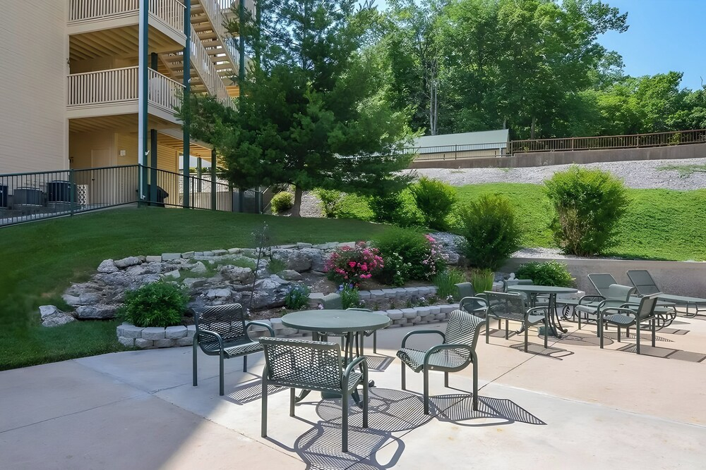 Waterfront Balcony! Condo on Lake of the Ozarks