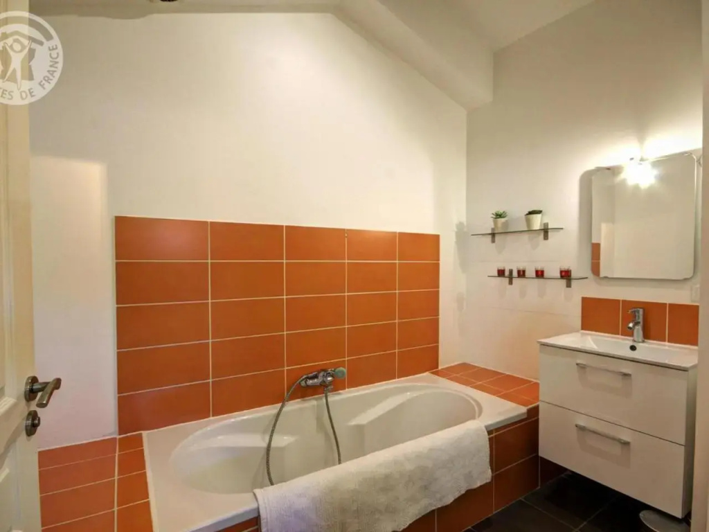 Gîte 3 chambres avec hammam, sauna et jacuzzi à Cellieu - FR-1-496-8