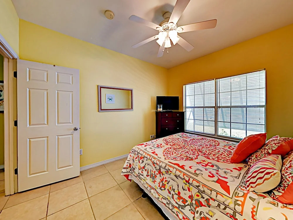 Natures Haven - Updated W/ Pool & Lake 3 Bedroom Condo