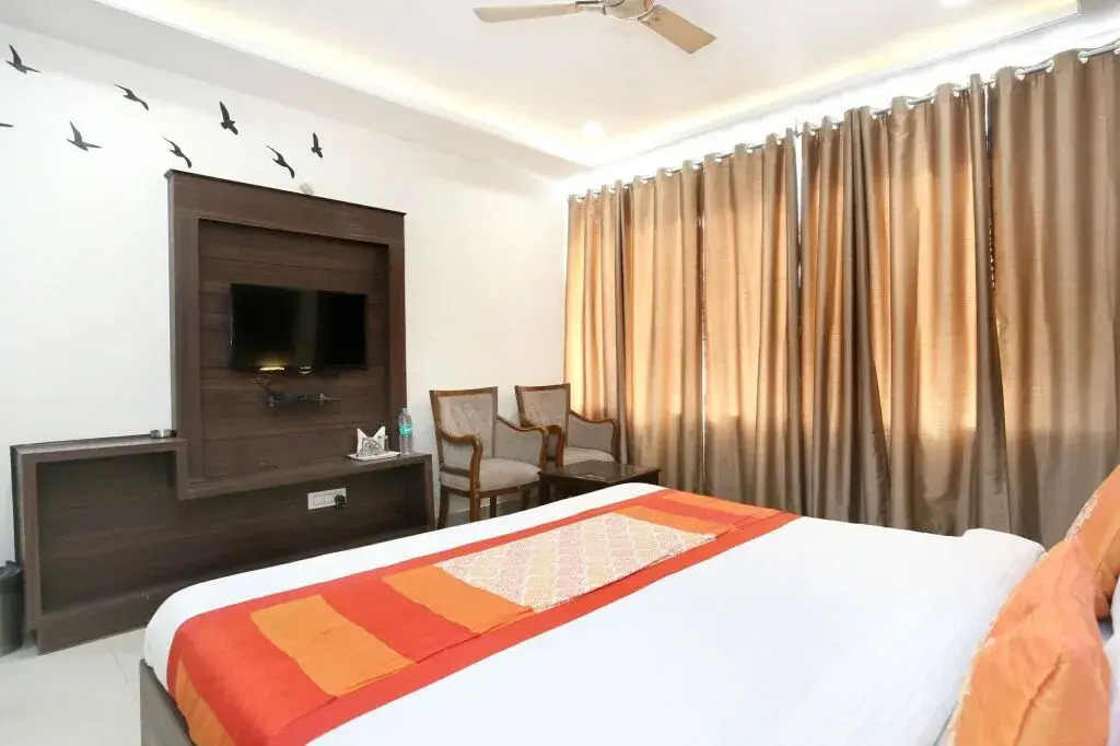 OYO 10940 Hotel Waves