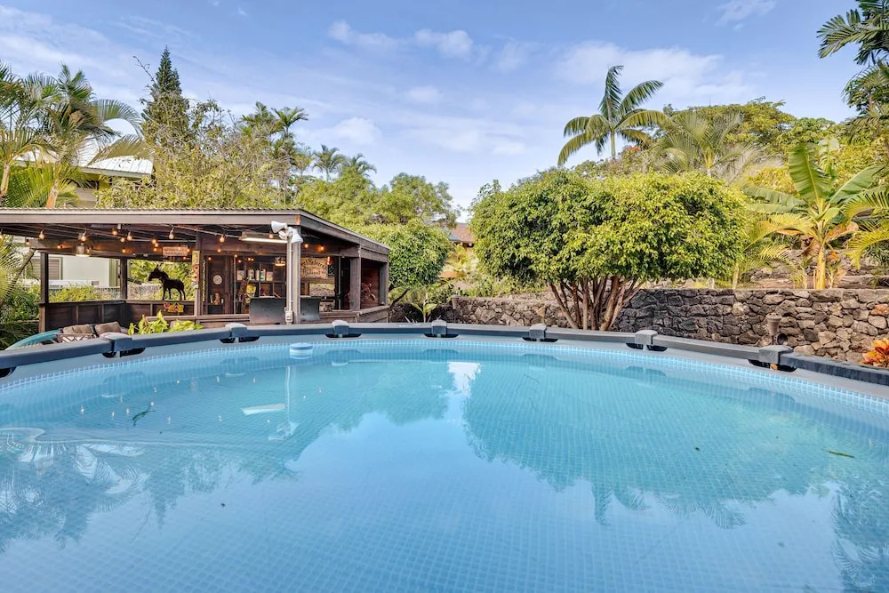 Kailua-kona Home w/ Tropical Bar: Walk to Beach!